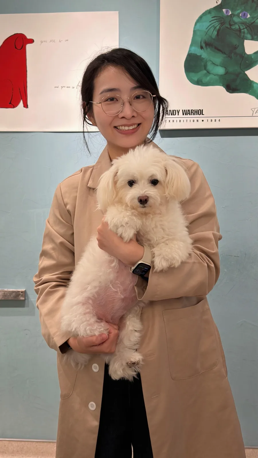 陳詩婷獸醫師抱著白色小型犬合影