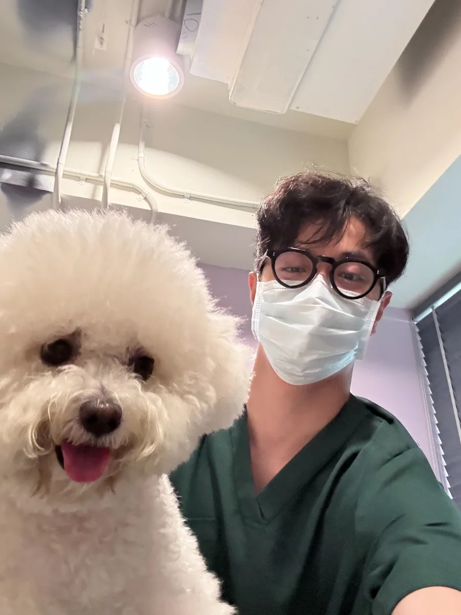 專心動物醫院團隊成員與白色狗狗合影